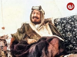 عکس؛ سفر در زمان؛ «اولین پادشاه عربستان و مهمانان اش در حال خوردن دو شتر کامل»؛ سال 1326