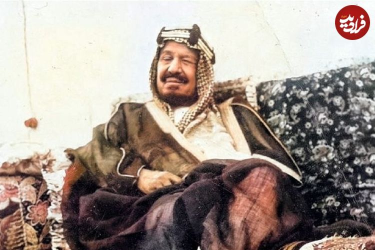 عکس؛ سفر در زمان؛ «اولین پادشاه عربستان و مهمانان اش در حال خوردن دو شتر کامل»؛ سال 1326