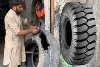 (ویدئو) مهارت منحصر به فرد استاد پاکستانی در تعمیر پارگی لاستیک کامیون را بینید