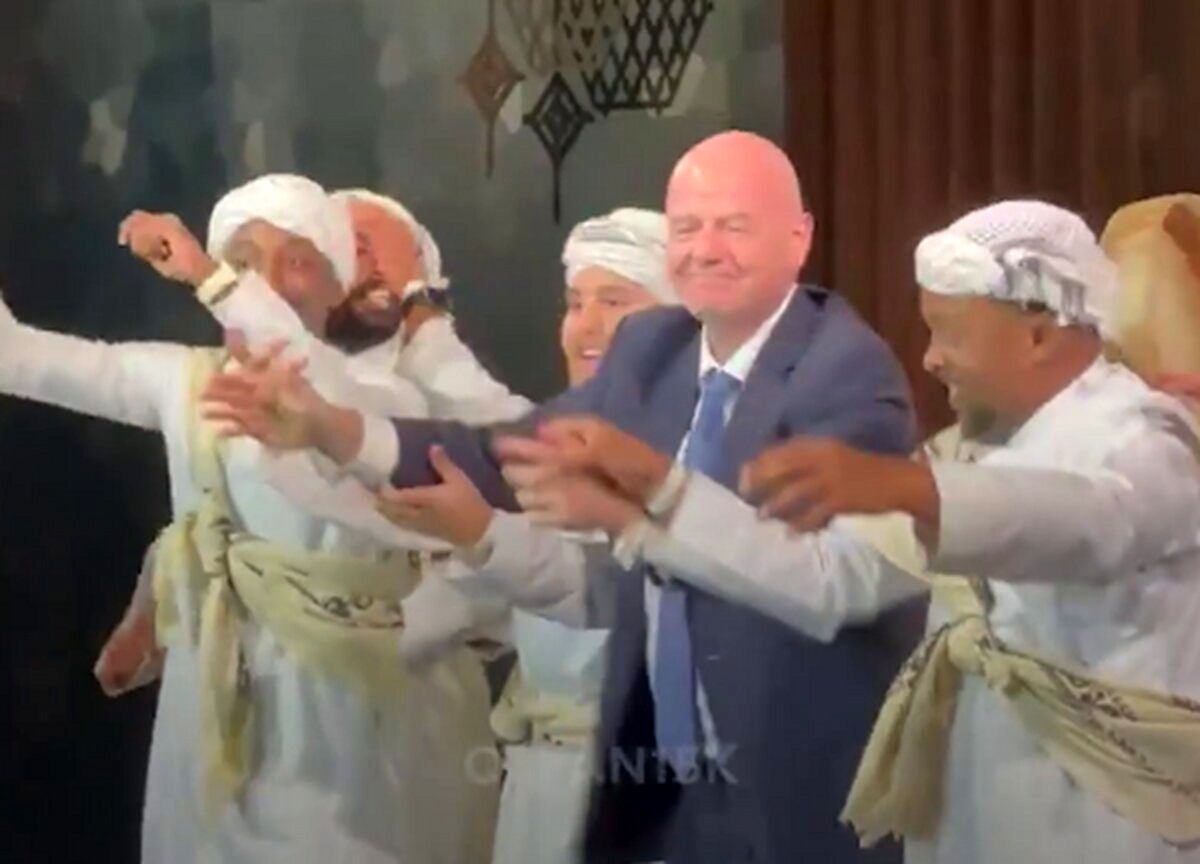 (ویدئو) رقص‌ عربی رئیس فیفا در عربستان 