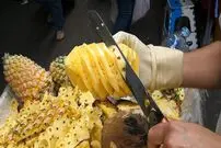 (ویدئو) مهارت حیرت انگیز این فروشنده خیابانی در برش زده آناناس با قمه
