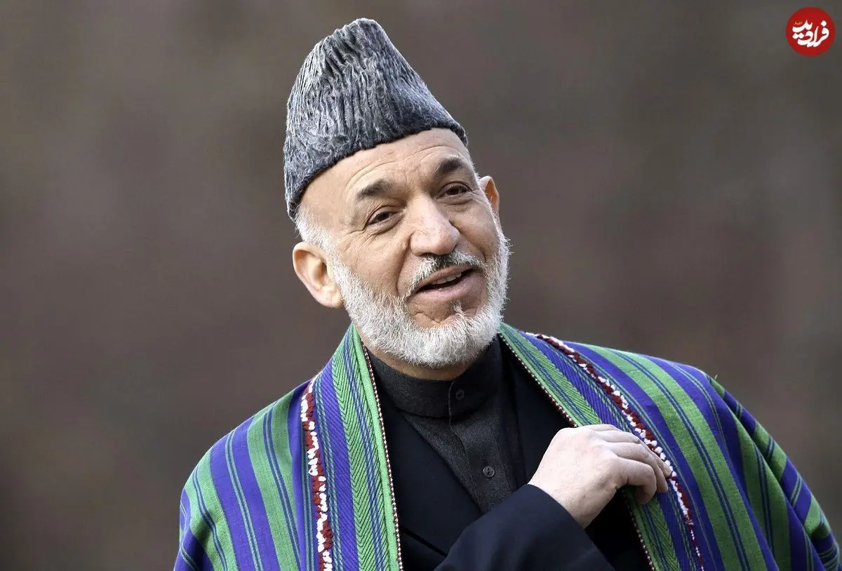 عکس| سفر در زمان؛ «حامد کرزی» در مراسم ادای سوگند در افغانستان؛ سال 1380