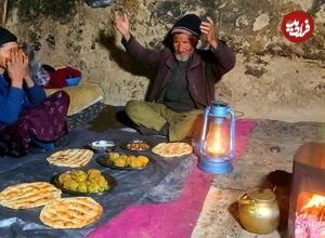 (ویدئو) نحوه پخت یک غذای محلی با سیب زمینی و تخم مرغ به روش زوج غارنشین افغان