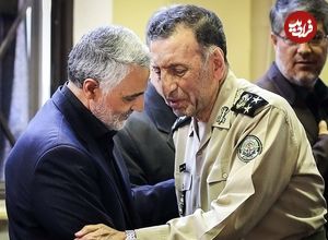 عکس؛ سفر به تاریخ؛ رهبر انقلاب با لباس بلوچی در کنار «سرلشکر سلیمی، فرماندۀ سابق ارتش»؛ دهۀ 60