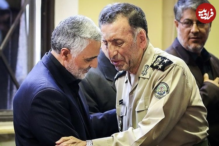 عکس؛ سفر به تاریخ؛ رهبر انقلاب با لباس بلوچی در کنار «سرلشکر سلیمی، فرماندۀ سابق ارتش»؛ دهۀ 60