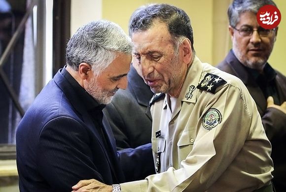 عکس؛ سفر به تاریخ؛ رهبر انقلاب با لباس بلوچی در کنار «سرلشکر سلیمی، فرماندۀ سابق ارتش»؛ دهۀ 60