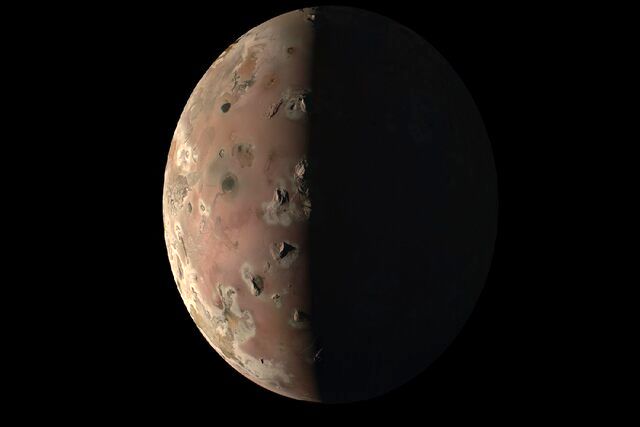 عکس‌های منحصربه‌فرد فضاپیمای ناسا از قمر آتش‌فشانی سیاره مشتری