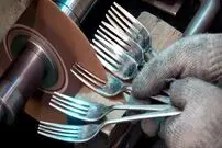 (ویدئو) نحوه تولید انبوه چنگال های محبوب کره ای در یک کارخانه قدیمی