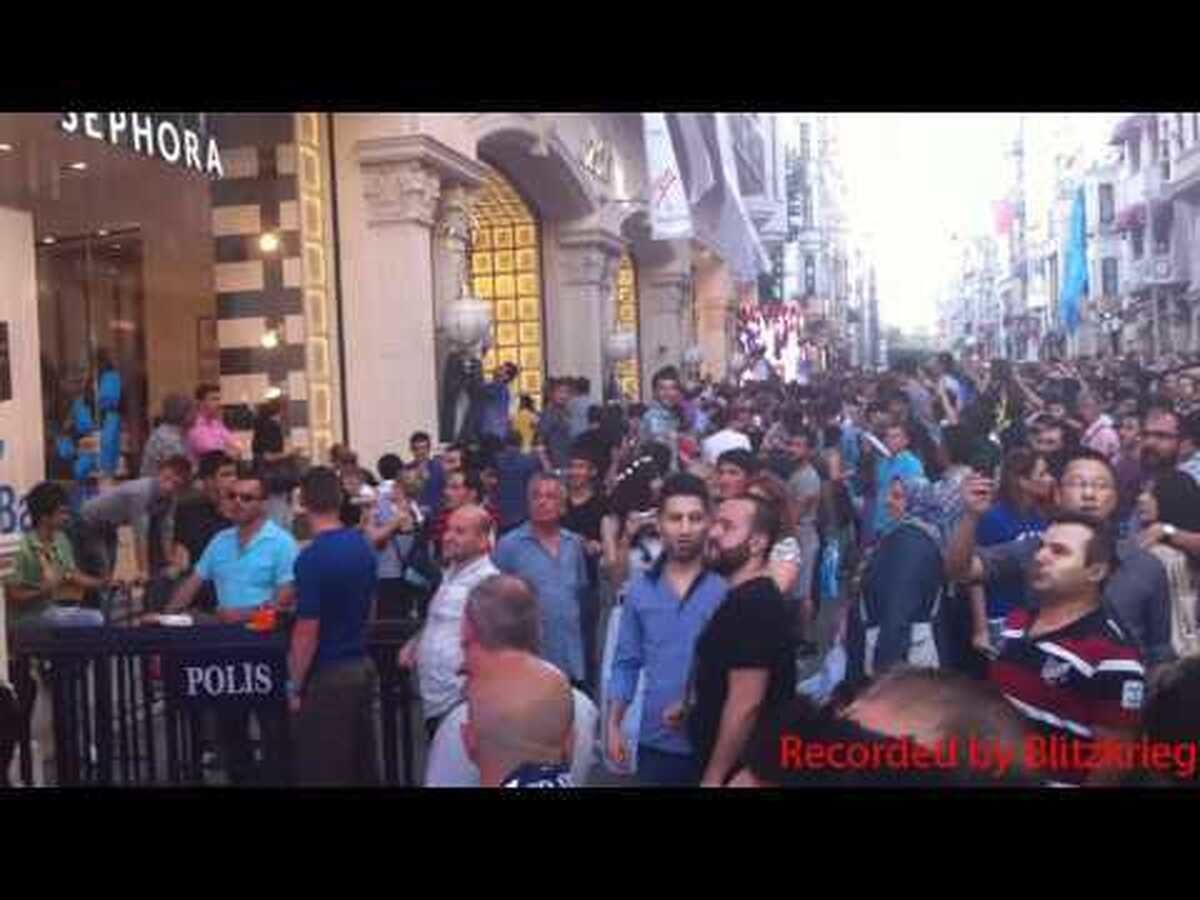 (ویدیو) وضعیت مردم ترکیه در استقبال از رونالدو بدتر از مردم ایران!