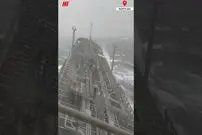 (ویدئو) نمایی دلهره آور از یک نفتکش در شرایط طوفان اقیانوسی