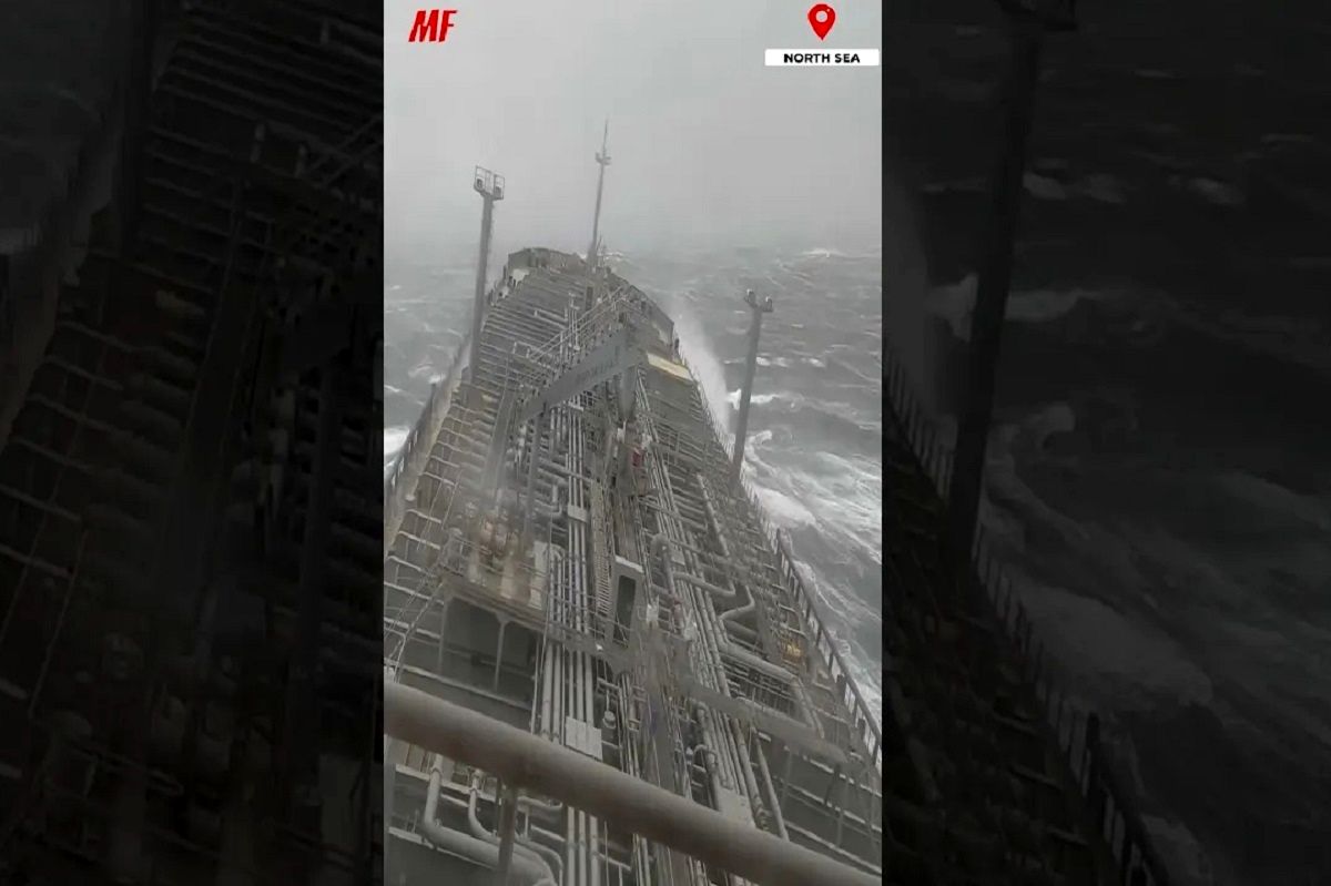 (ویدئو) نمایی دلهره آور از یک نفتکش در شرایط طوفان اقیانوسی