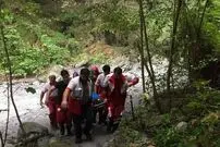 نجات سرنشینان خودروی گرفتار در حریم رودخانه کرج