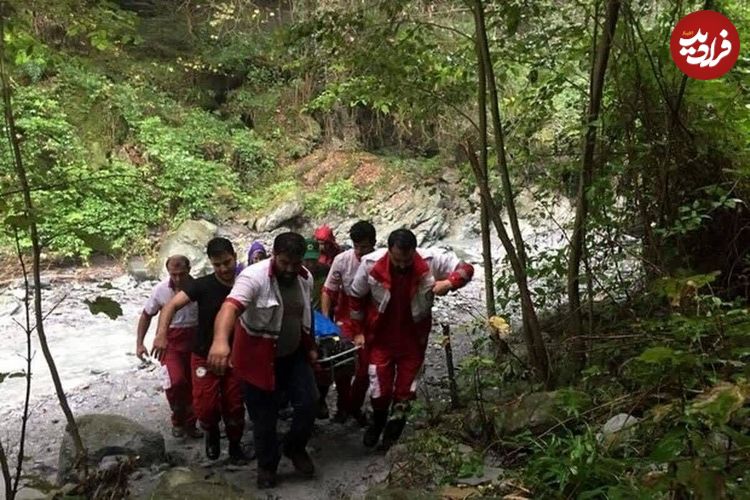 نجات سرنشینان خودروی گرفتار در حریم رودخانه کرج