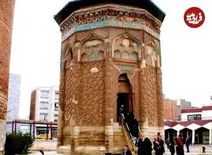 عکس| سفر زمان؛ مردان قاجاری در کنار گنبد کبود مراغه؛ 130 سال قبل