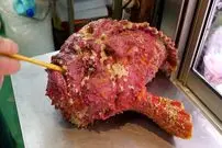 ببینید| غذای خیابانی در ژاپن؛ برش و تهیه 3 نوع غذا با سنگ ماهی سمی در اوکیناوا