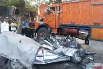 ( ویدیو) لحظه هولناک تخلیه بار کامیون روی یک خودروی سواری!
