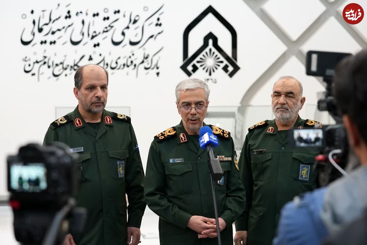 عکس؛ سفر در زمان؛ «سرلشکر باقری و موسوی» در شهر سری زیرزمینی ارتش؛ سال 1401