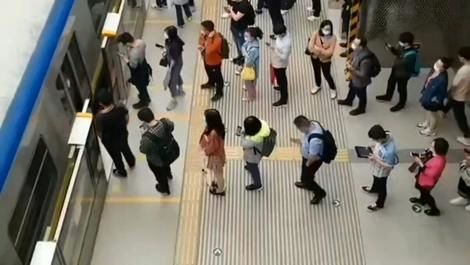 (ویدئو) ببینید چینی‌ها چطور سوار مترو می‌شوند ؛منظم و به نوبت