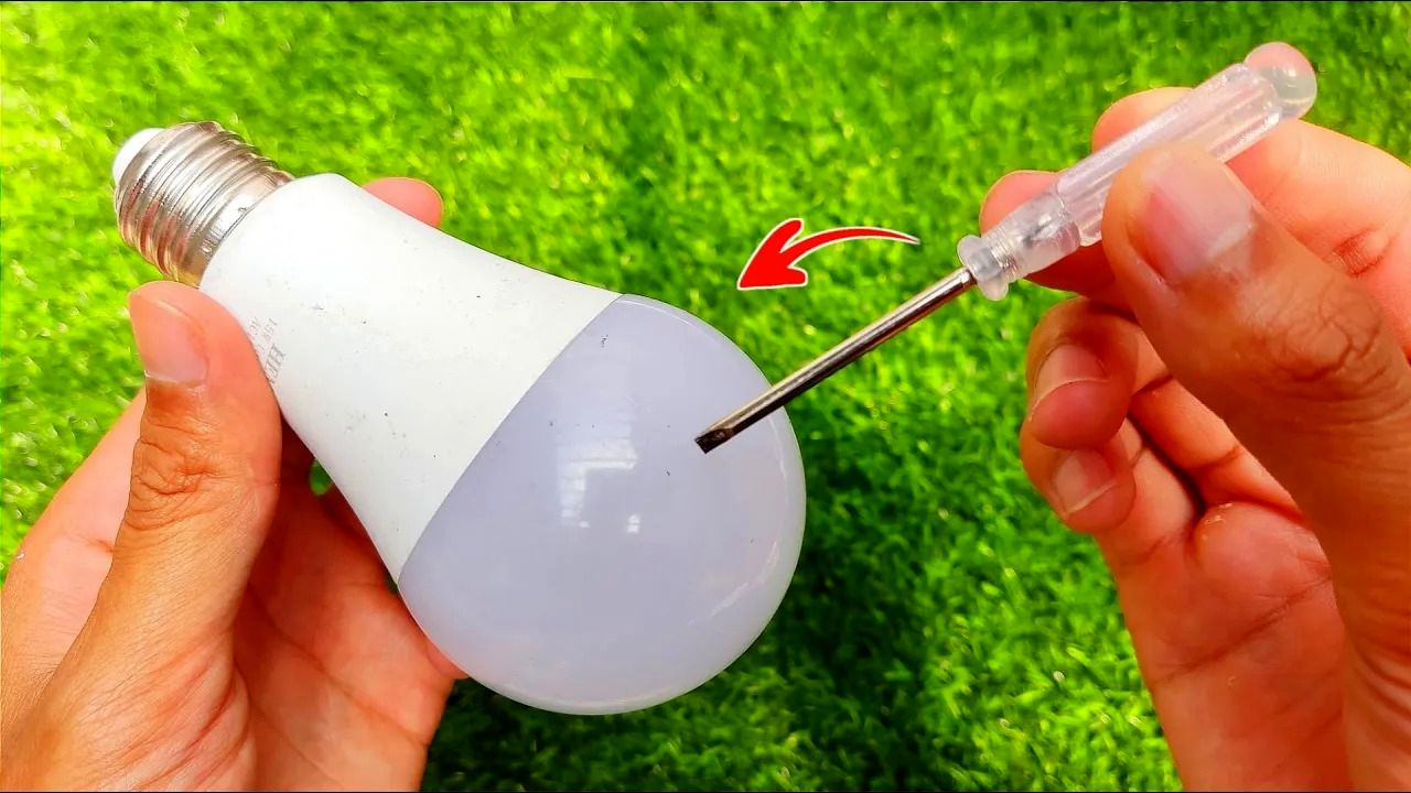 (ویدئو) چگونه با پیچ گوشتی، لامپ LED قدیمی را در خانه تعمیر کنیم؟