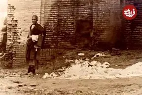 عکس| سفر به ایران قدیم؛ تاجرها در ورودی دروازۀ شهر بروجرد؛ 130 سال قبل
