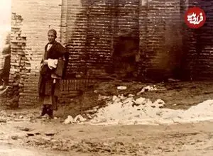 عکس| سفر به ایران قدیم؛ تاجرها در ورودی دروازۀ شهر بروجرد؛ 130 سال قبل