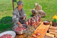 ببینید؛ غذای روستایی در آذربایجان؛ پخت خوراک گوشت در ظرف شیشه ای در کوهستان
