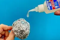 (ویدئو) اگر روی فویل آلومینیومی چسب قطره ای بریزید، چه اتفاقی می افتد؟
