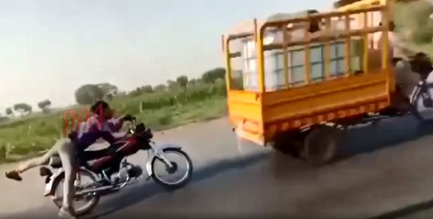 (ویدیو) دیوانه بازی یک موتورسوار؛ دراز کشیدن هنگام حرکت