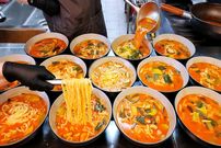 ببینید؛ غذای خیابانی در کره؛ پخت نودل دست ساز و رامن ژاپنی در سئول 