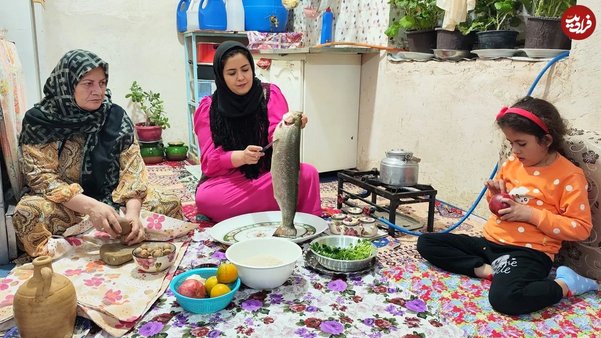 (ویدئو) پخت پلو ماهی سالمون با انار توسط خانواده روستایی ارومیه ای