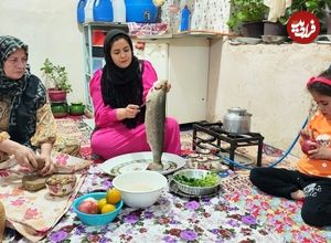 (ویدئو) پخت پلو ماهی سالمون با انار توسط خانواده روستایی ارومیه ای
