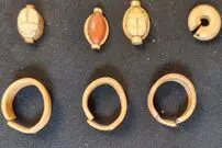 جواهراتی که از گورستان اشرافی مصر باستان بیرون آمدند؛ از سوسک طلایی تا آینۀ مسی