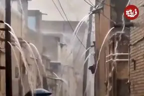 ببینید| کنسرت باران؛ کوچه‌ای که تمام خانه‌هایش ناودان دارند!