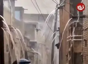 ببینید| کنسرت باران؛ کوچه‌ای که تمام خانه‌هایش ناودان دارند!