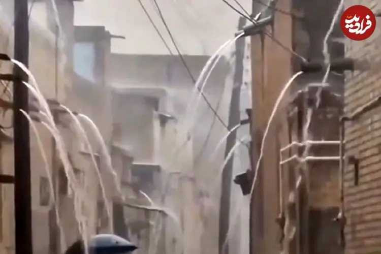 ببینید| کنسرت باران؛ کوچه‌ای که تمام خانه‌هایش ناودان دارند!