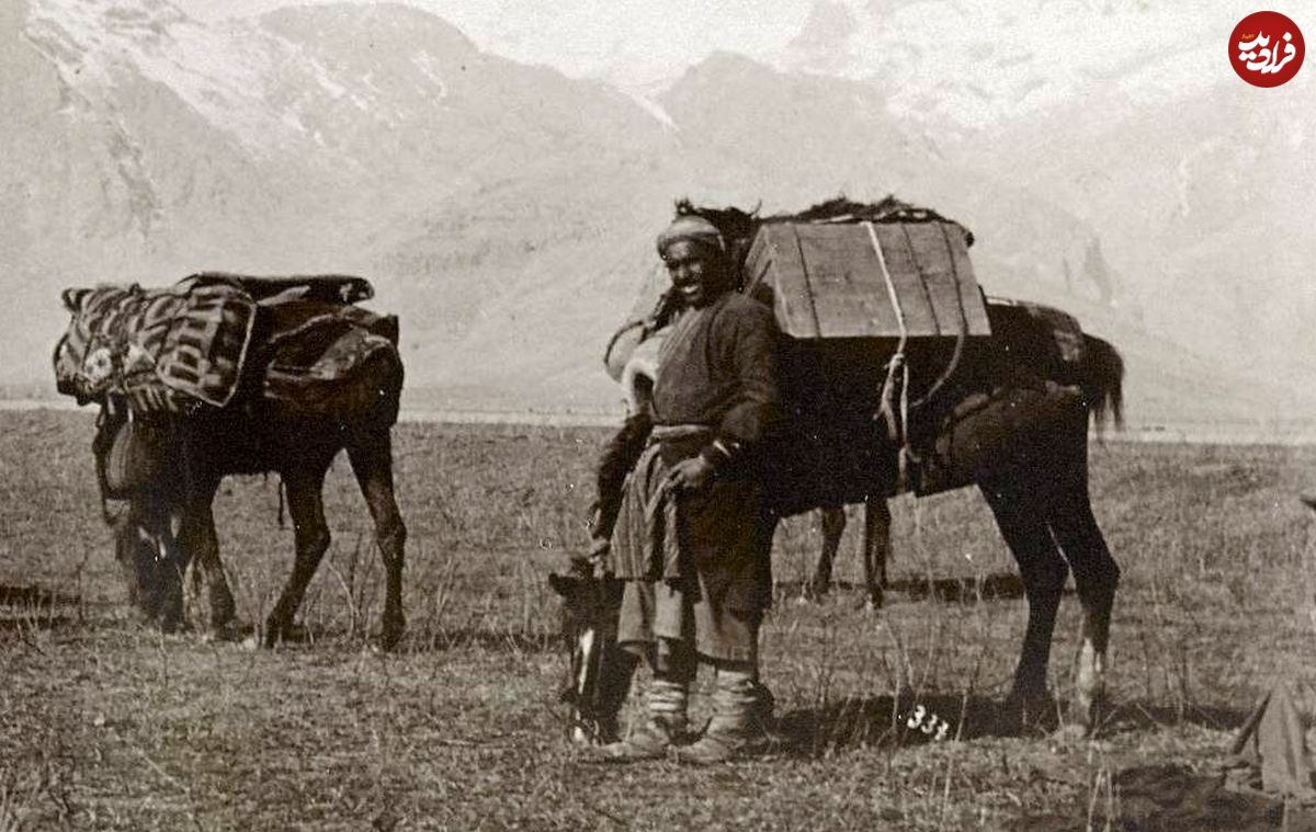 عکس؛ سفر به عصر قاجار؛ یک کاروان در پای کوه «بیستون» در نزدیکی کرمانشاه