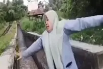 (ویدیو) لحظه خنده دار افتادن خبرنگار حواس پرت در کانال آب!