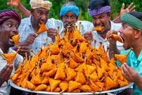 ببینید| غذای روستایی در هند؛ تهیه سمبوسه با مرغ سرخ شده در طبیعت