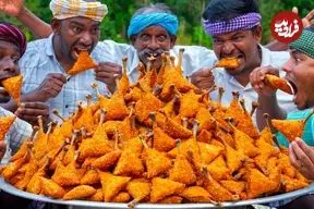 ببینید| غذای روستایی در هند؛ تهیه سمبوسه با مرغ سرخ شده در طبیعت