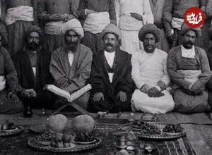 عکس| سفر زمان؛ محفل مذهبی مردان زرتشتی با چای و میوه؛ دوران قاجار