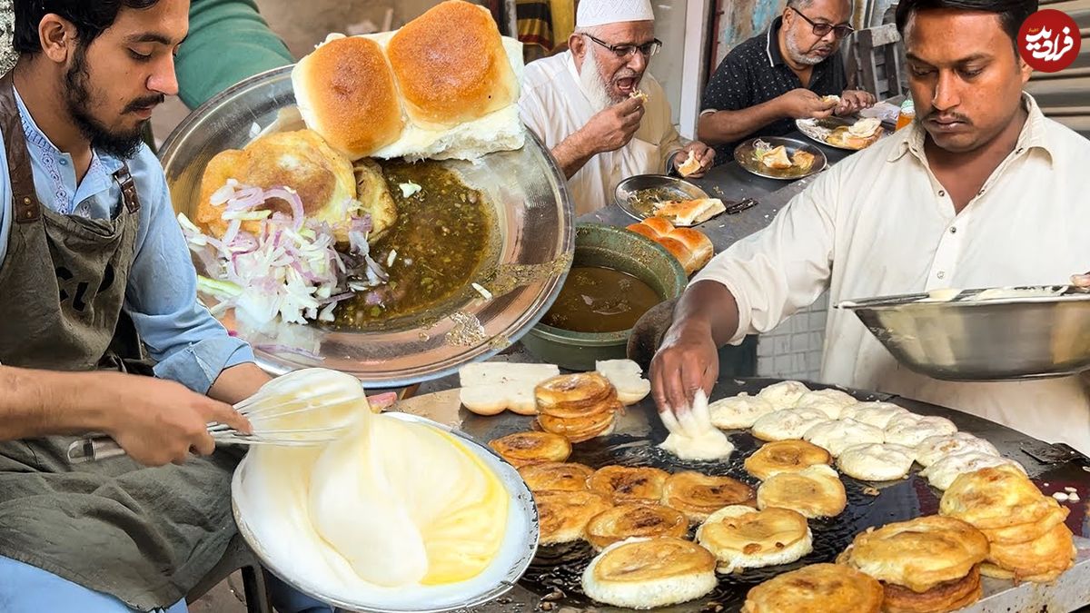 ببینید| غذای خیابانی در پاکستان؛ مهارت آشپزهای خیابانی در پخت ساندویچ برگر با تخم مرغ در کراچی