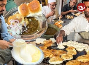 ببینید| غذای خیابانی در پاکستان؛ مهارت آشپزهای خیابانی در پخت ساندویچ برگر با تخم مرغ در کراچی