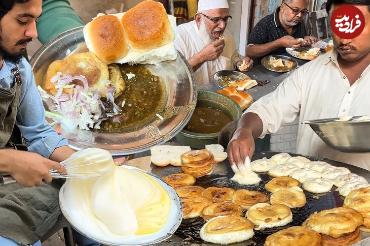 ببینید| غذای خیابانی در پاکستان؛ مهارت آشپزهای خیابانی در پخت ساندویچ برگر با تخم مرغ در کراچی