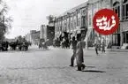 عکس| سفر به ایران قدیم؛ دو مرد در حال گرفتن شپش‌های لباسشان در کوچه؛ 125 سال قبل