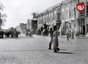 عکس| سفر به ایران قدیم؛ دو مرد در حال گرفتن شپش‌های لباسشان در کوچه؛ 125 سال قبل