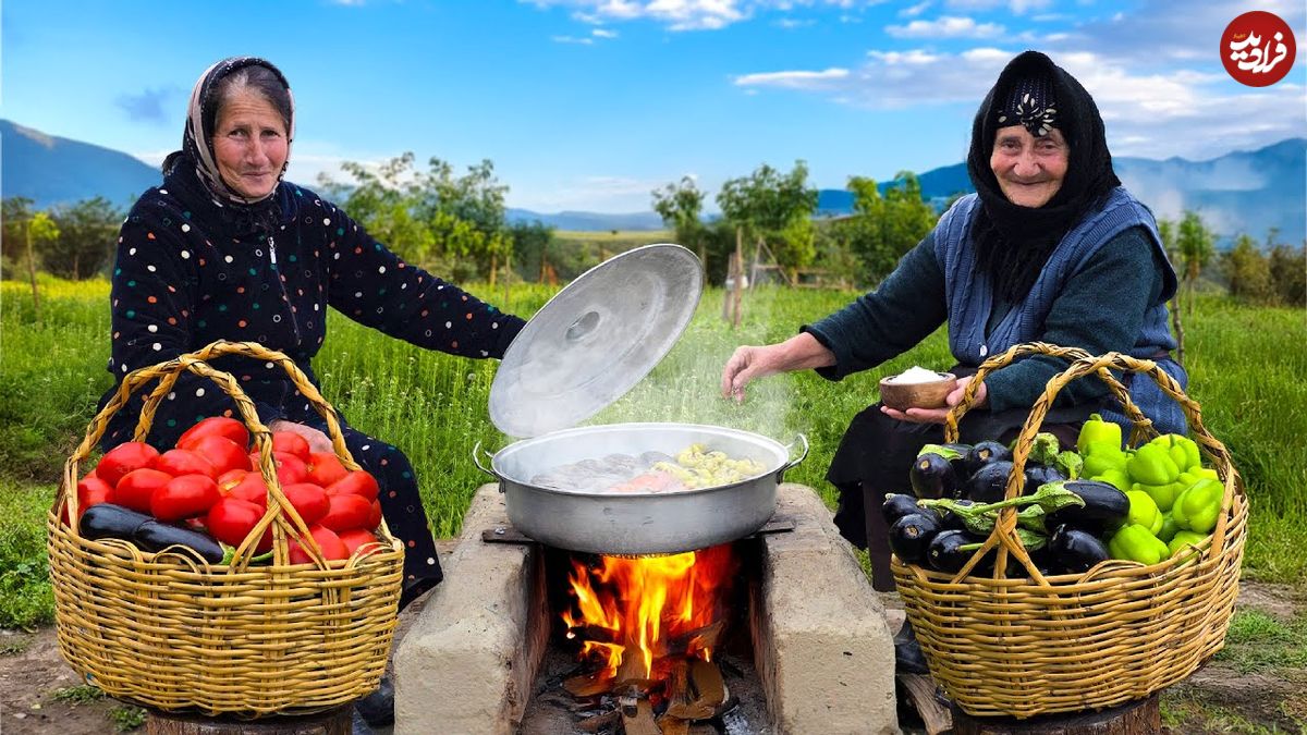 ببینید؛ غذای روستایی در آذربایجان؛ پخت دلمه بادمجان، فلفل دلمه ای و گوجه