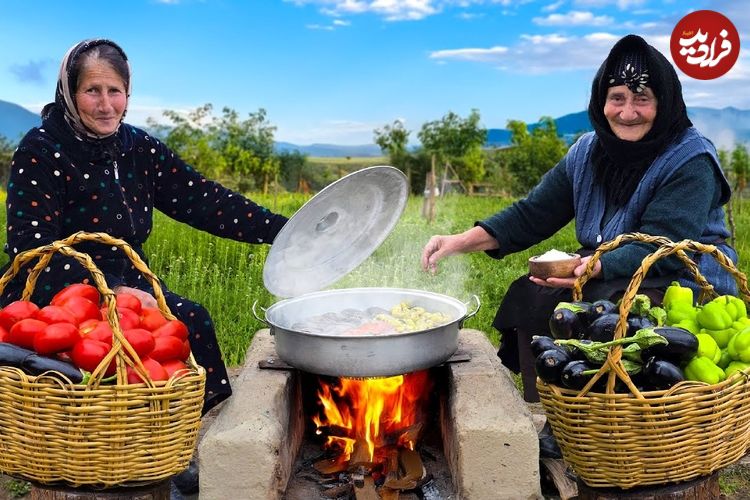 ببینید؛ غذای روستایی در آذربایجان؛ پخت دلمه بادمجان، فلفل دلمه ای و گوجه