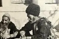 عکس| سفر به ایران قدیم؛ بساط یک «پینه‌دوز» در یکی از کوچه‌های تهران در عهد قاجار