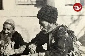 عکس| سفر به ایران قدیم؛ بساط یک «پینه‌دوز» در یکی از کوچه‌های تهران در عهد قاجار
