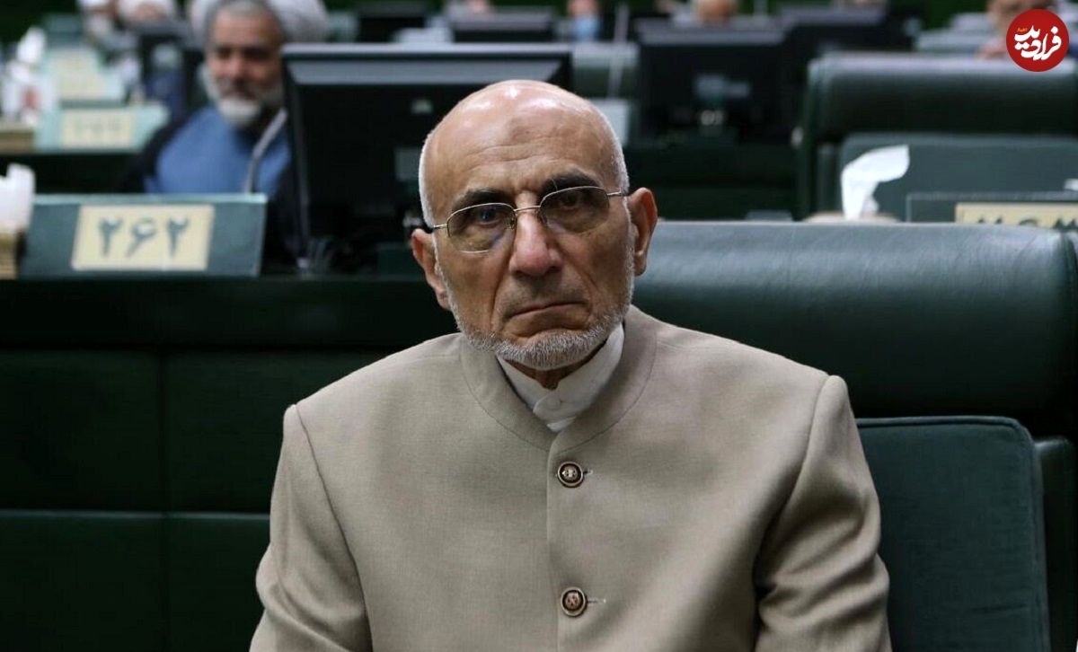 عکس؛ سفر در زمان؛ «مصطفی میرسلیم در حال قدم زدن با شهید رجایی» در تهران